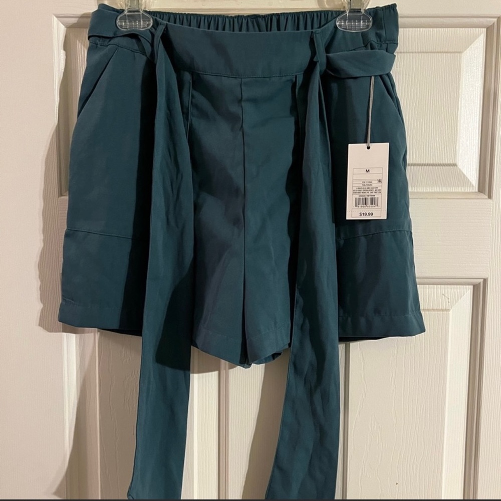 💚BRAND NEW💚 Olive green shorts